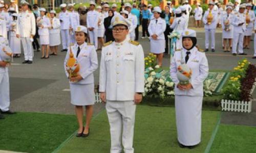 ร่วมพิธีถวายเครื่องราชสักการะ วางพานพุ่ม และพิธีจุดเทียนถวายพระพร